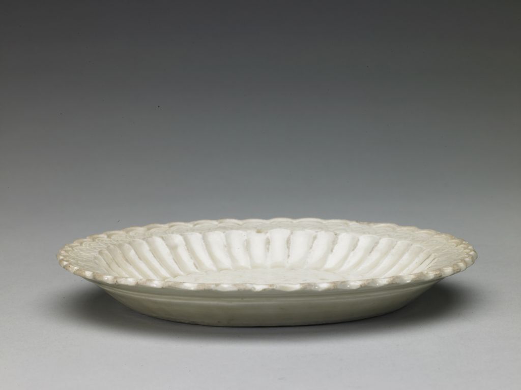 图片[1]-Dingyao white glaze printing Bogutto chrysanthemum plate-China Archive